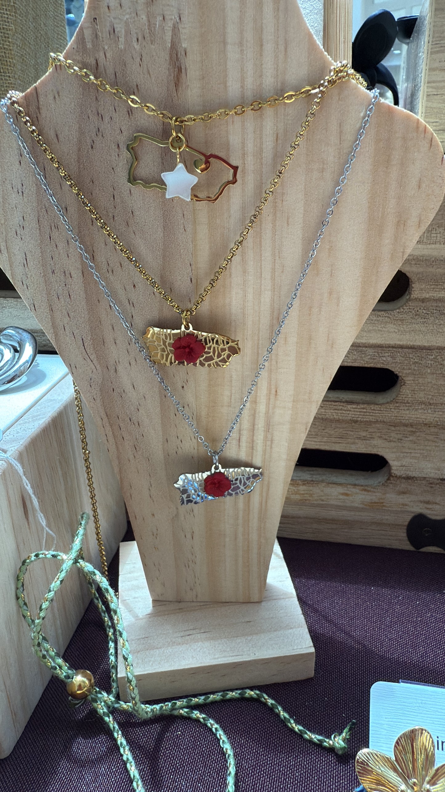 PR and flor de maga necklace